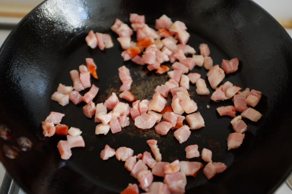 Les lardons cuisent en premier pour donner le gras qui va servir aux légumes