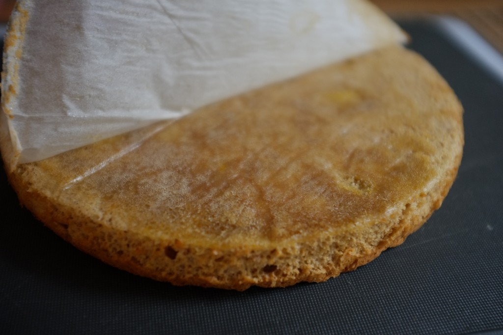 Le gâteau sans gluten renversé à l'enfer, je pèle le papier cuisson du fond