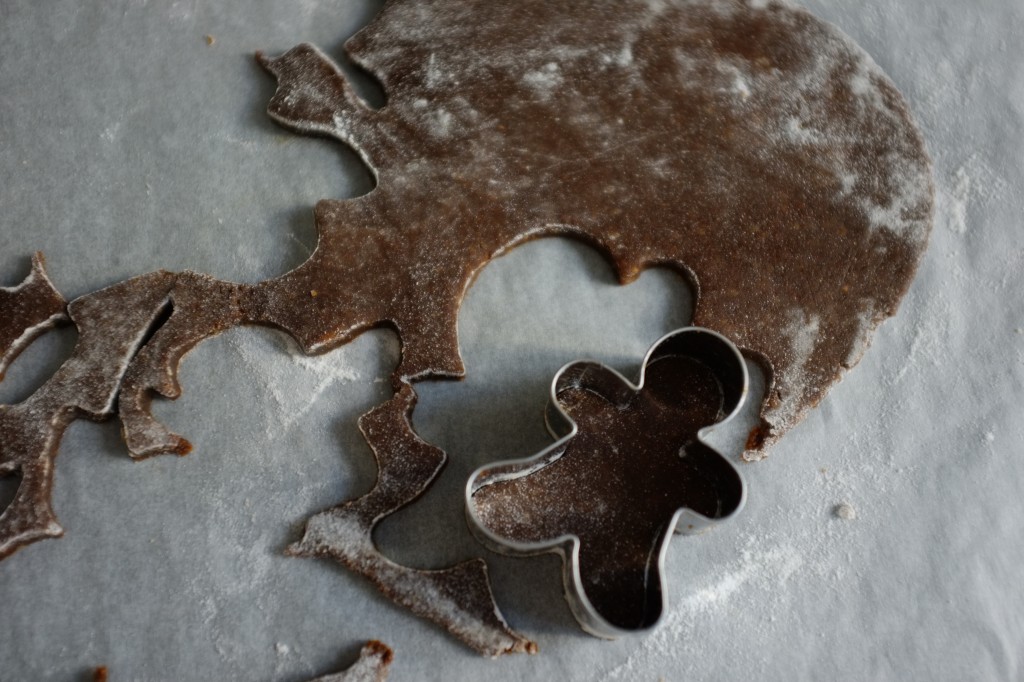 Bien farinée, la pâte sans gluten se découpe facilement.