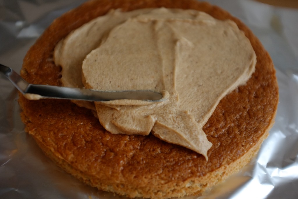 Une fois bien imbibé, je tartine le dessus du 1er gâteau sans gluten avec la garniture à la crème de marron