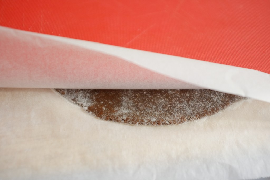 la pâte sans gluten est étalée entre deux feuilles de papier cuisson et serrée entre deux plaque à découper pour être renversée recto-verso