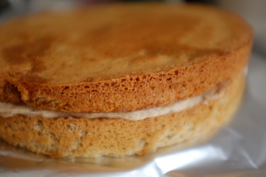 Le deuxième gâteau sans gluten, une fois imbibé de sirop de rhum est renversé sur le premier gâteau