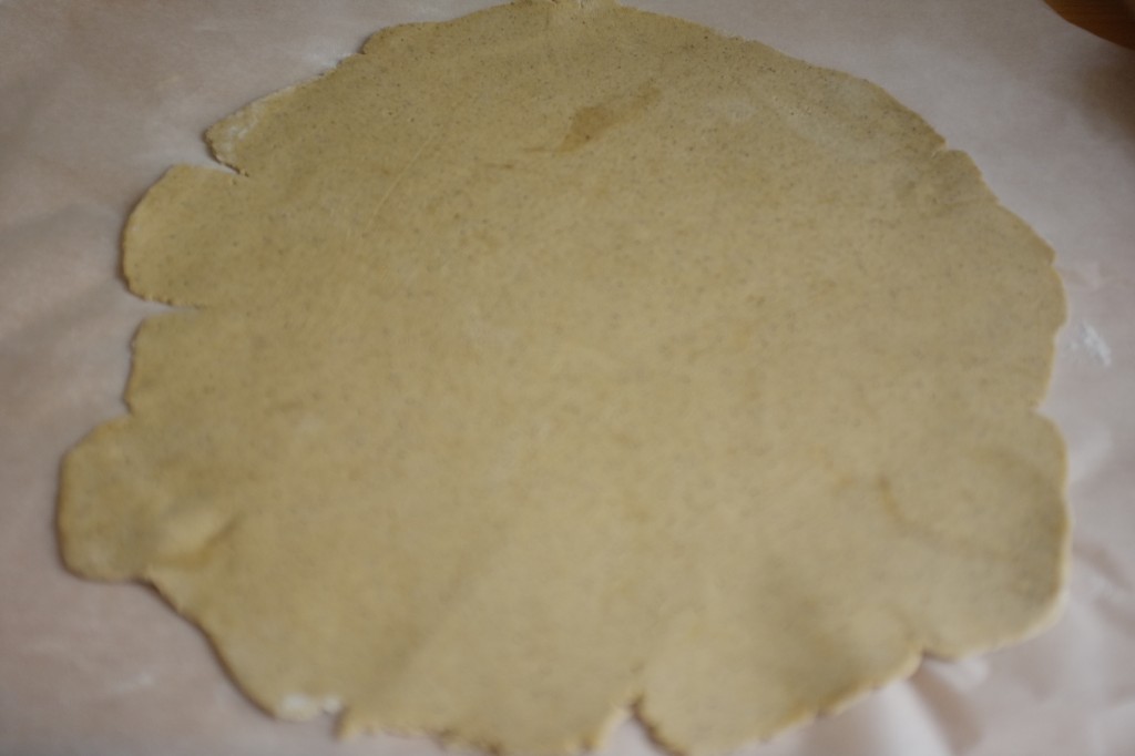 La pâte au sarrasin est étalée entre deux feuilles de papier cuisson