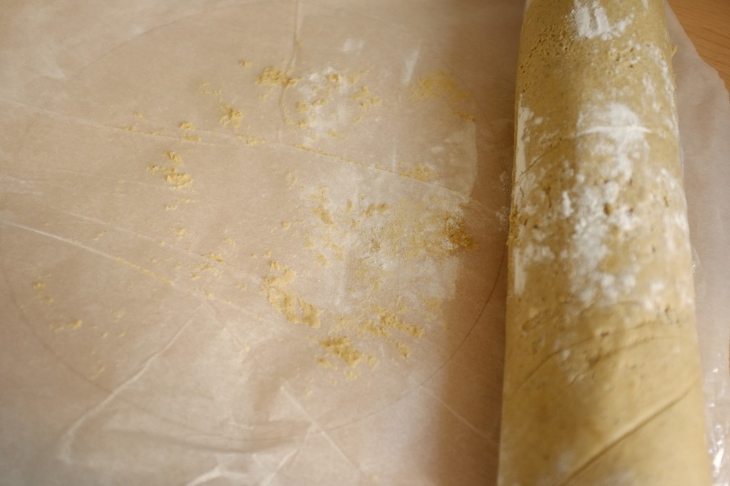 lorsque je roule la pâte autour du rouleau à pâtisserie, la pâte colle parfois alors je saupoudre de farine pour aider à ce qu'elle se décolle du papier du dessous