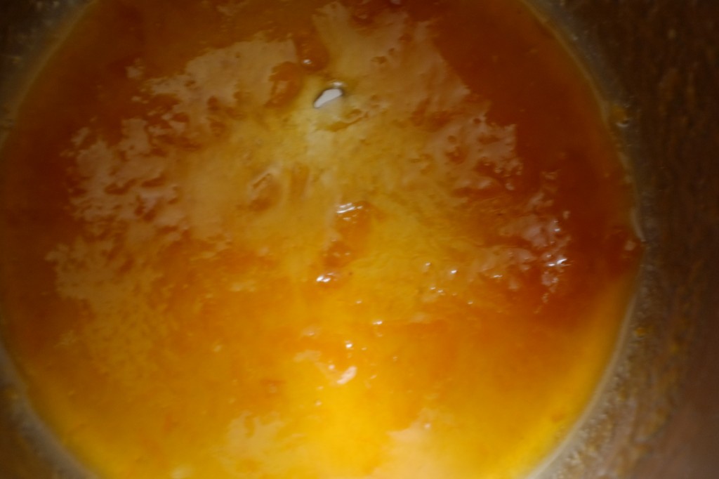 La confiture chauffe à feu doux pour recouvrir le dessus du gâteau