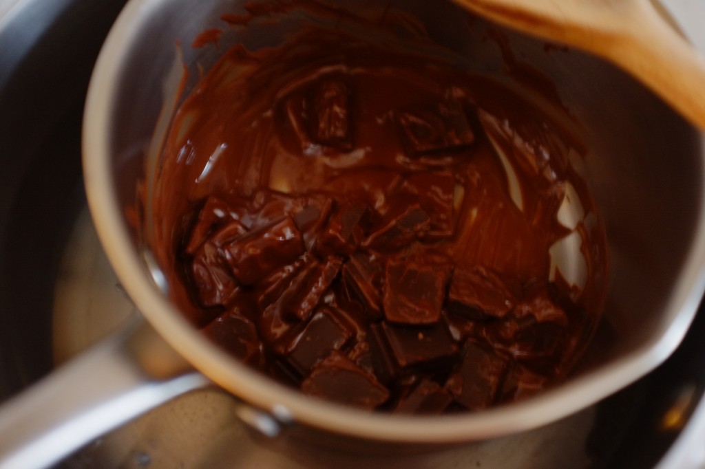 Le chocolat sans gluten fond au bain marie pour préparer le glaçage