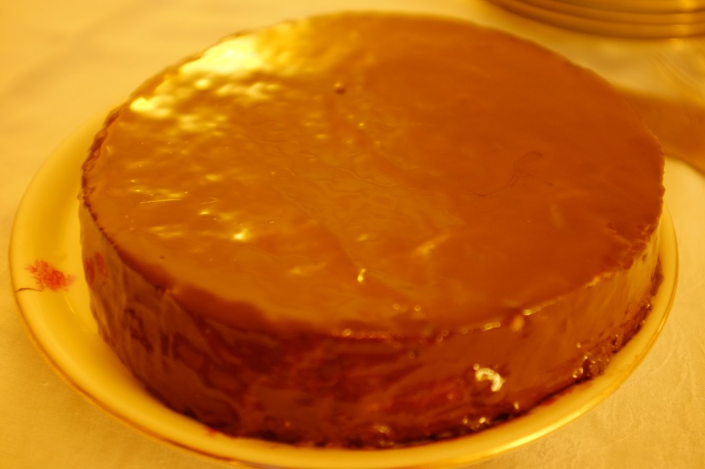le gâteau sans gluten crème de marron, rhum et chocolat sur la table, le soir de Noël.