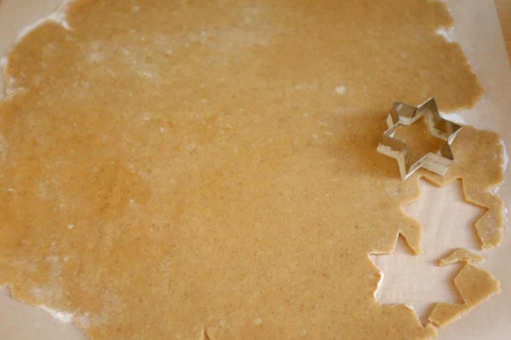 La pâte sans gluten est étalée entre deux feuille de papier cuisson farinées...Ici, emporte pièce étoile