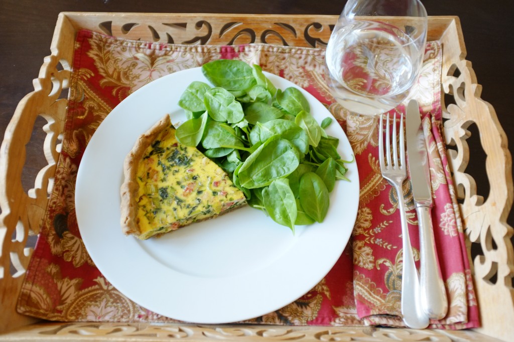 La quiche sarrasin aux poireau, épinard et lardon pour un plateau télé sans gluten