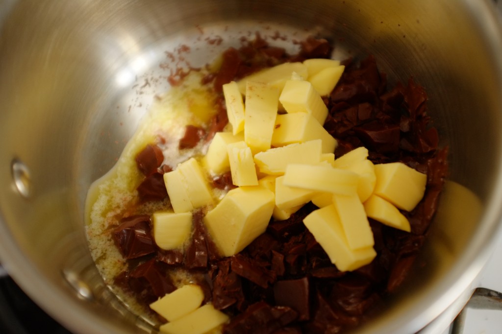 Le chocolat et le beurre fondent au bain marie