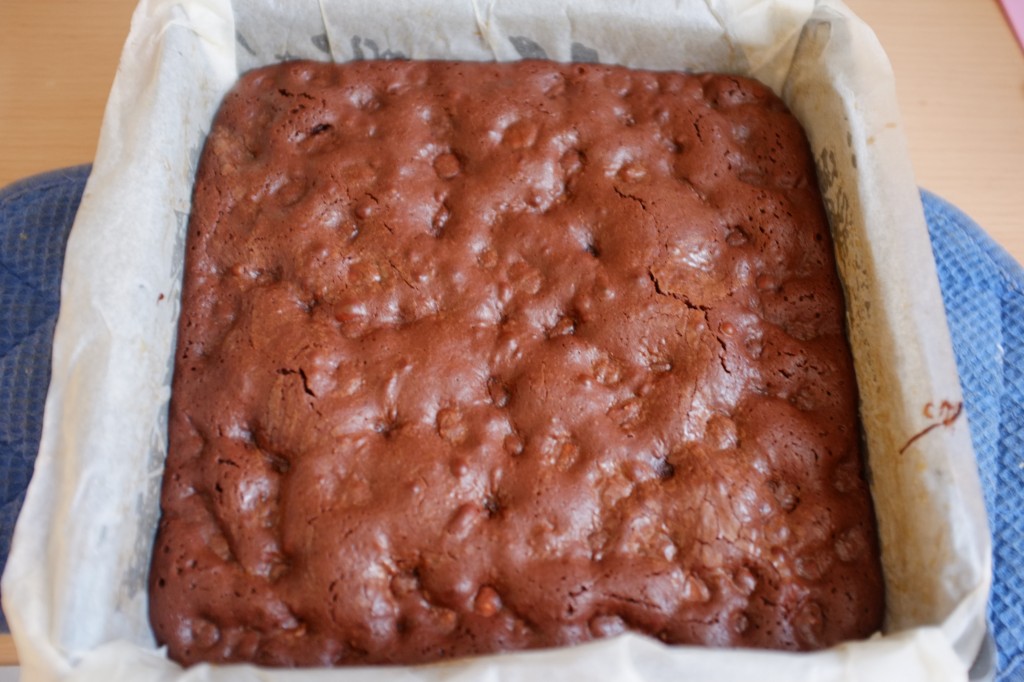 Le brownie sans gluten au chocolat et aux noisettes à la sortie du four