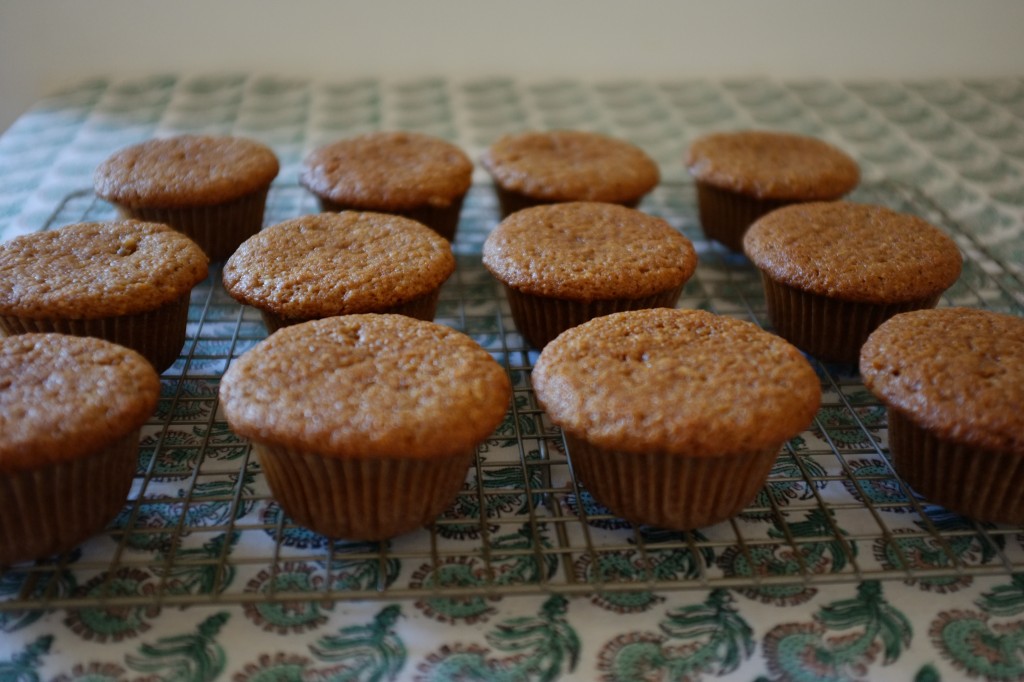 Les muffins sans gluten à la compote de pomme et cannelle refroidissent sur une grille