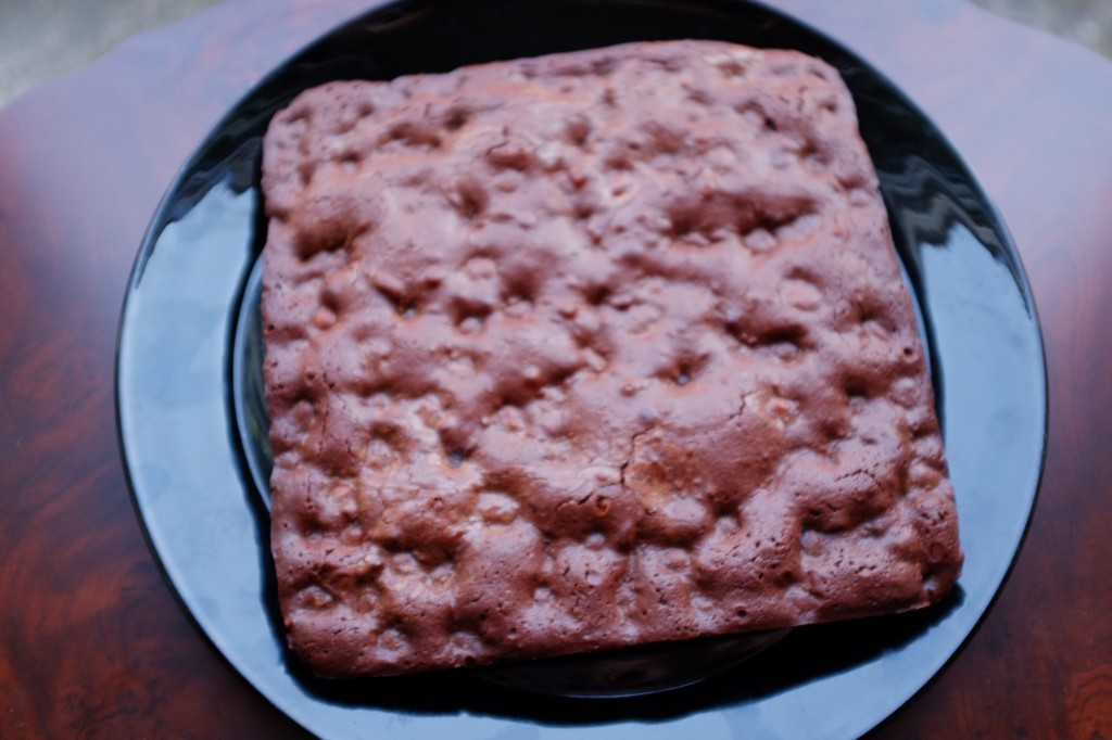 Le brownie sans gluten chocolat et aux noisettes prêt a être dévoré...