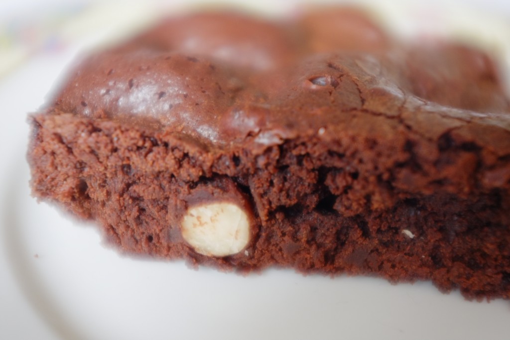 le brownie chocolat et aux noisette garde les noisettes entières...