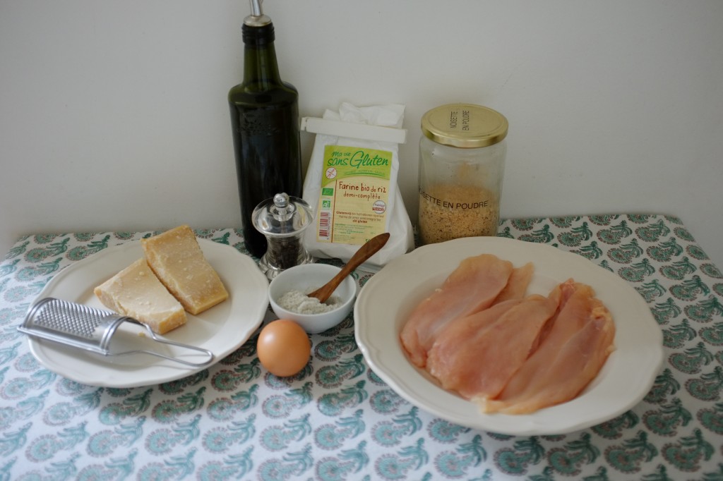 Les ingrédients sans gluten pour les escalopes de poulet au parmesan et à la noisette