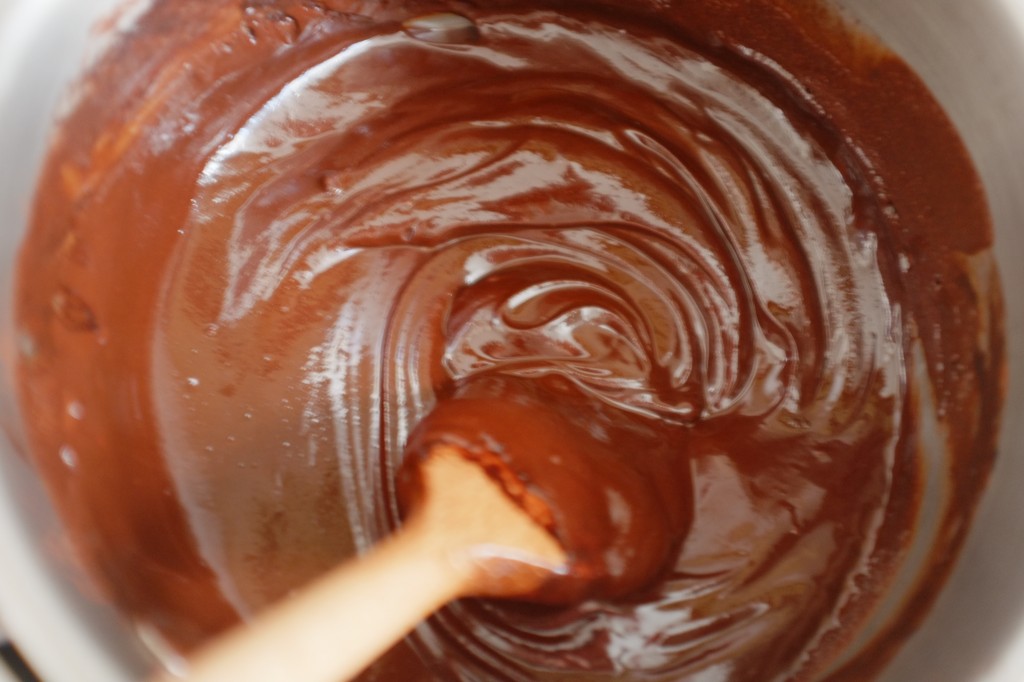 Les chocolat, beurre et poudre de cacao  sont fondu au bain marie
