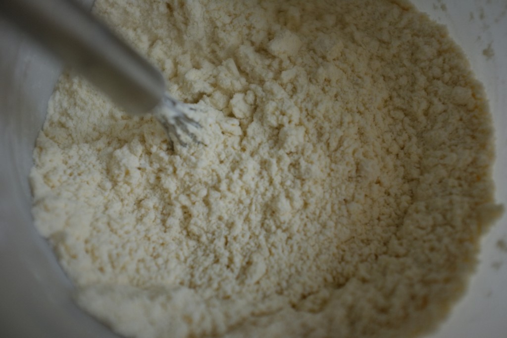 Les farines sans gluten sont toujours mélangées ensemble avant toute incorporation au reste de la recette. Ici, la farine de maïs apporte une jolie couleur jaune pâle.