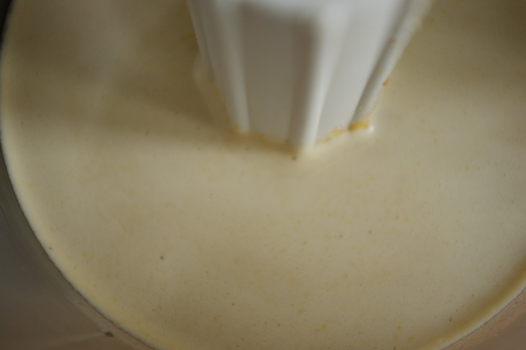 Les oeufs, sucre et extrait de vanille sont battu 4 mn pour obtenir cette belle couleur jaune pâle.