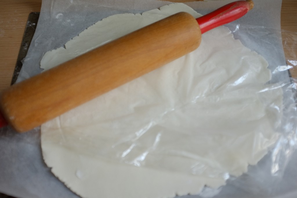 Pour étaler facilement cette pâte feuilletée sans gluten toute prête, j'utilise un film fraicheur pour étaler facilement la pâte
