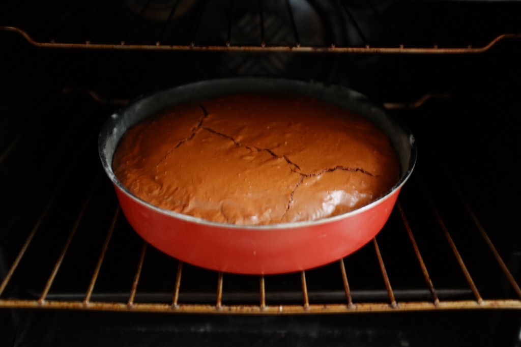 Le brownie sans gluten à la sortie du four, la porte ouverte