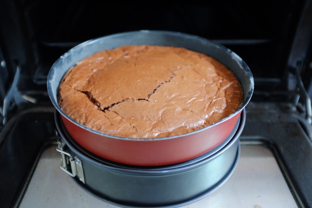 Pour que le brownie sans gluten refroidisse en douceur je le laisse 1 heure refroidir à cette hauteur devant la porte du four ouverte