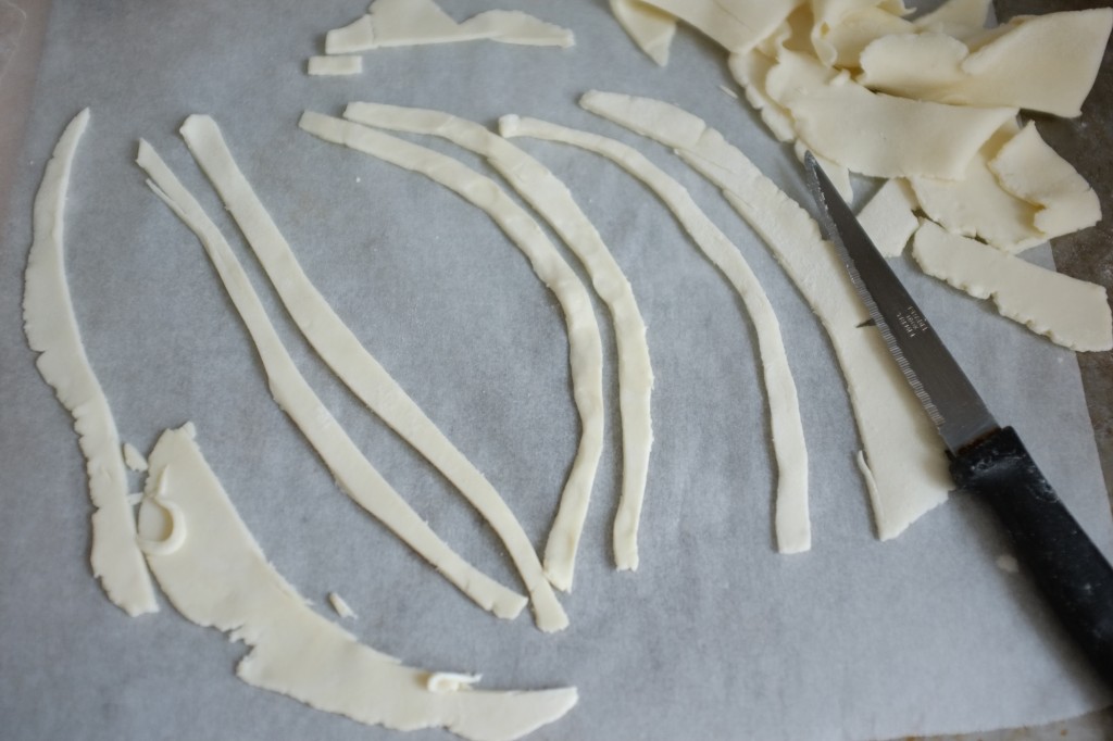 Je garde les chutes des 2 pâtes et je découpe de fines lamelles qui feront les bordures...