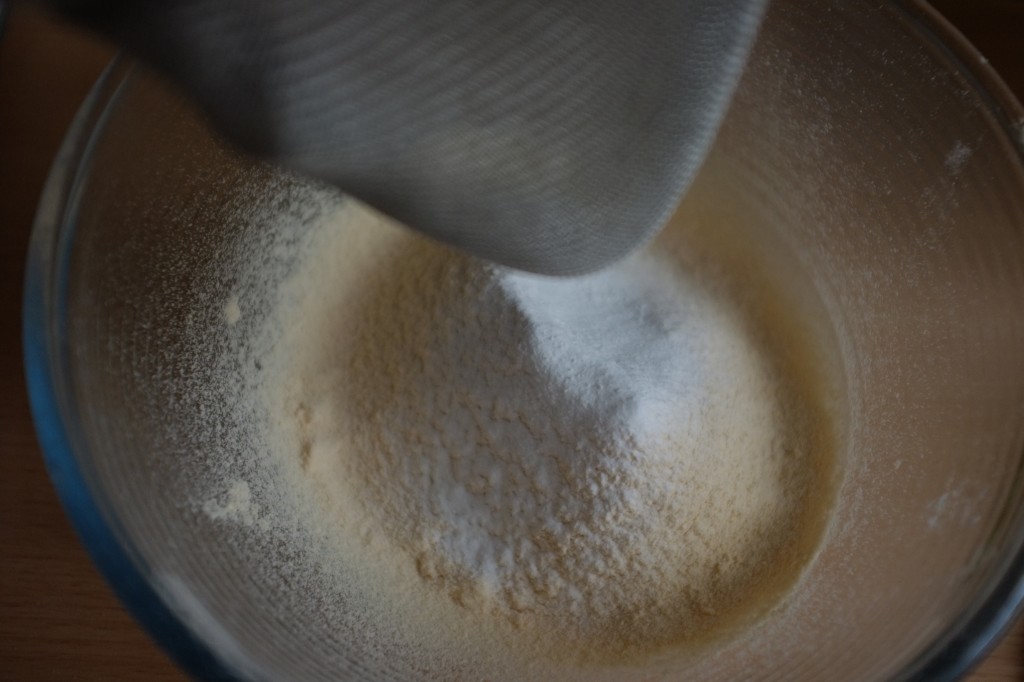 La farine de coco peut faire des grumeaux, alors je la tamise ainsi que le bicarbonate
