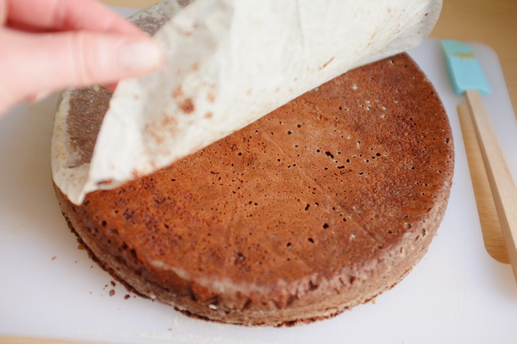 Le papier cuisson du fond du  brownie sans gluten est "pelé".