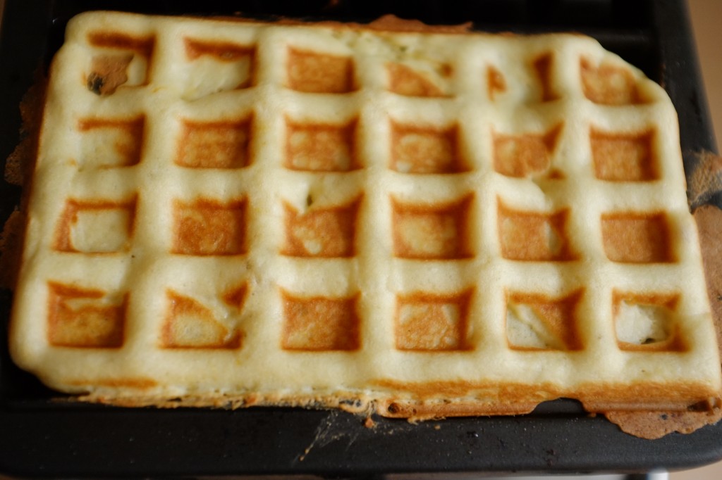 La première gaufre sans gluten lorsque je relève la plaque en fonte du gaufrier