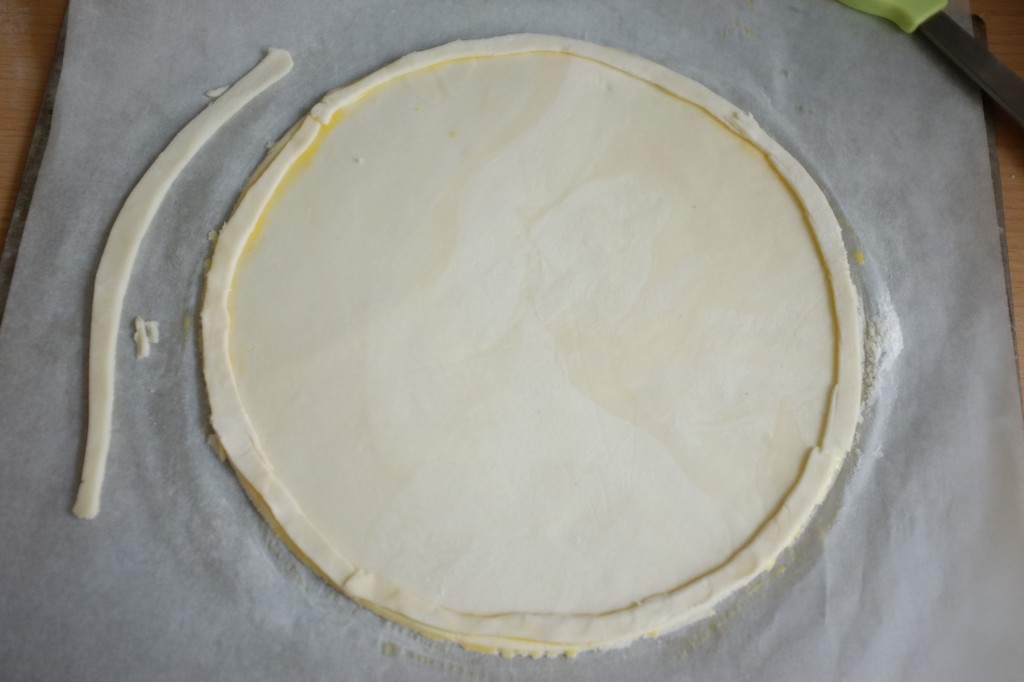 J'utilise les fines lamelles de pâte sans gluten pour fabriquer une bordure qui va retenir la frangipane pendant la cuisson. Je passe le glaçage aussi sur les bordures en pâte.