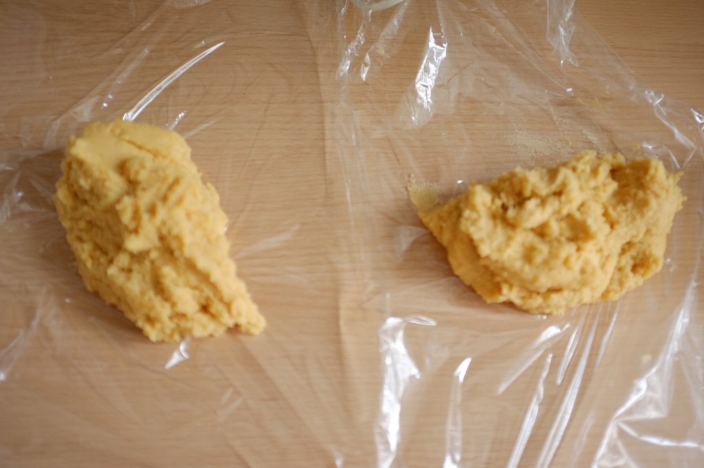 La pâte sans gluten est divisé en deux parties égales