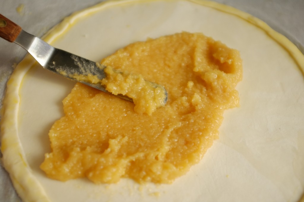 La frangipane a refroidie un peu au frais, je l'étale en centre de la galette 