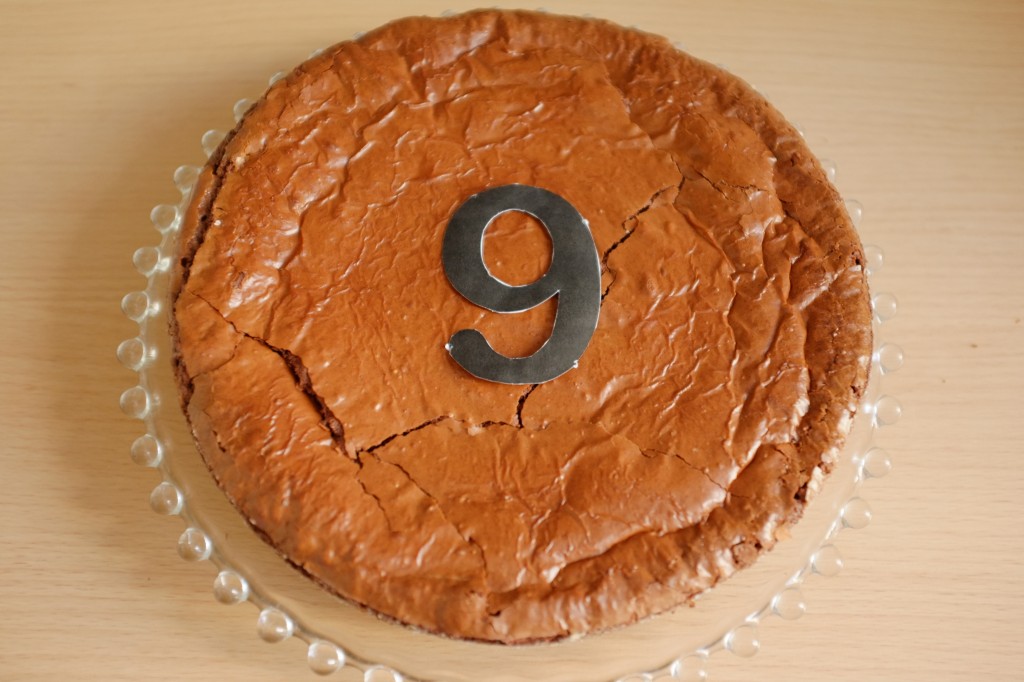 Le chiffre, cette année 9, est déposé sur le brownie sans gluten