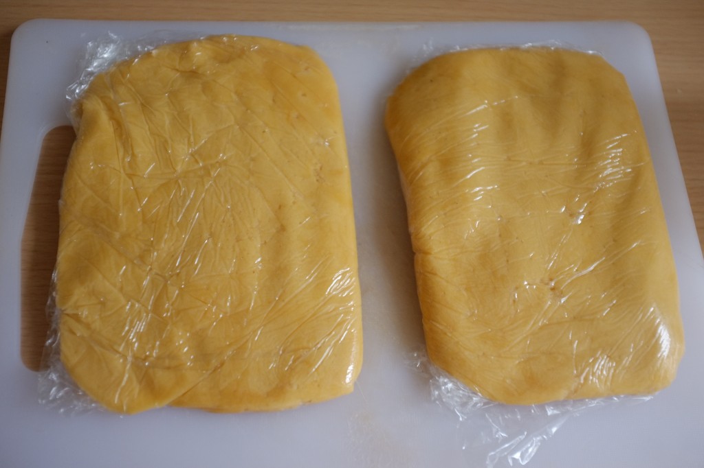 Les deux parties de pâte sans gluten sont enveloppées dans du film fraîcheur.