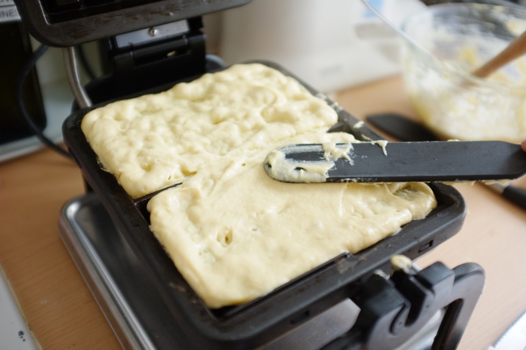 La pâte sans gluten est épaisse, alors je m'aide d'une spatule à crêpe pour bien l'étaler .