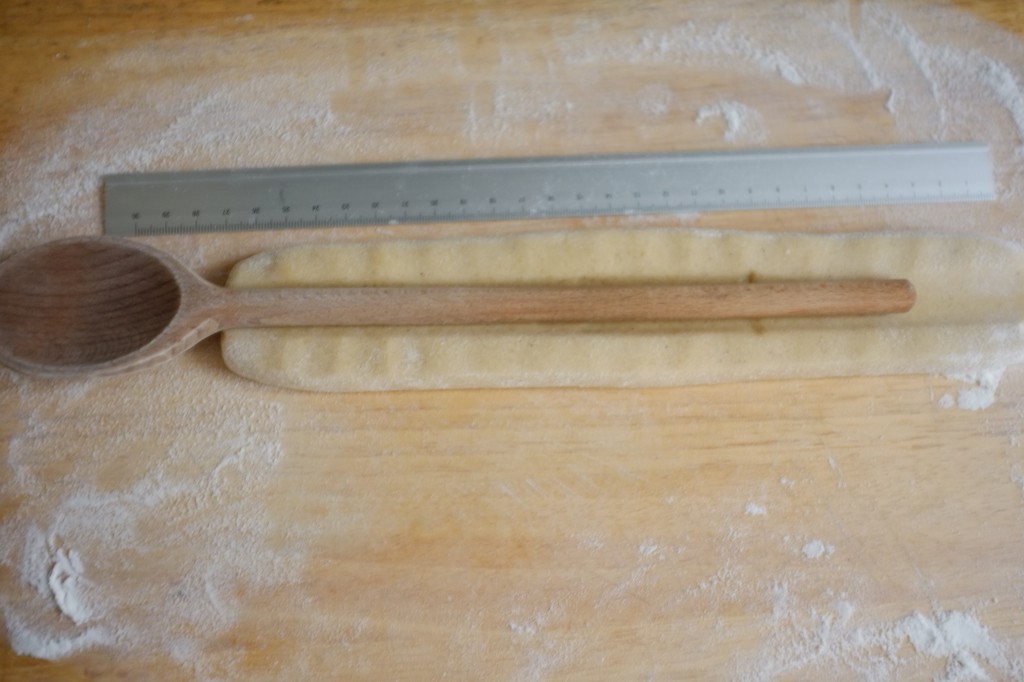 Utiliser le manche d'une cuillère en bois pour former une petite tranchée