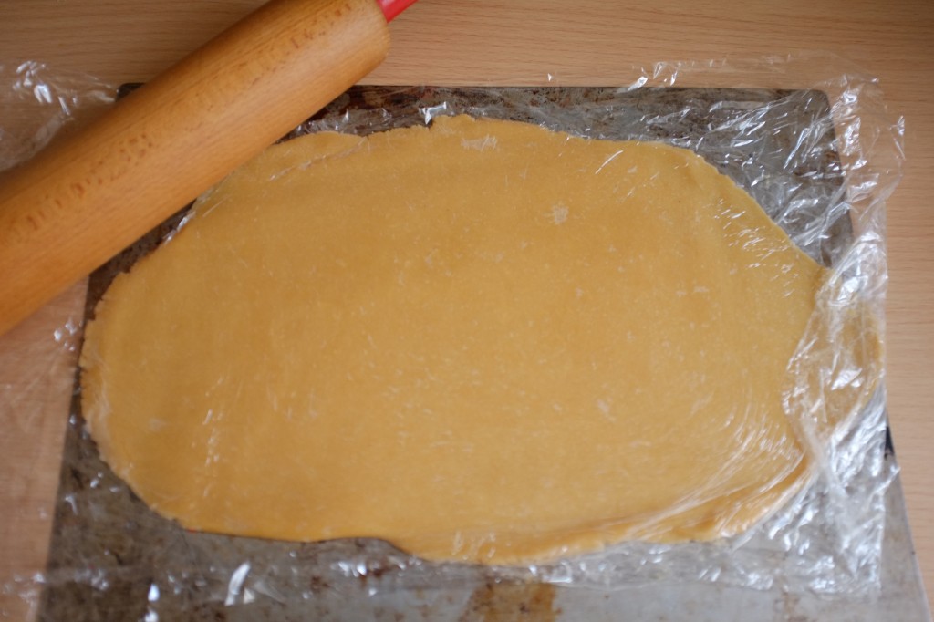 La pâte sans gluten est étalée entre deux feuille de film fraicheur