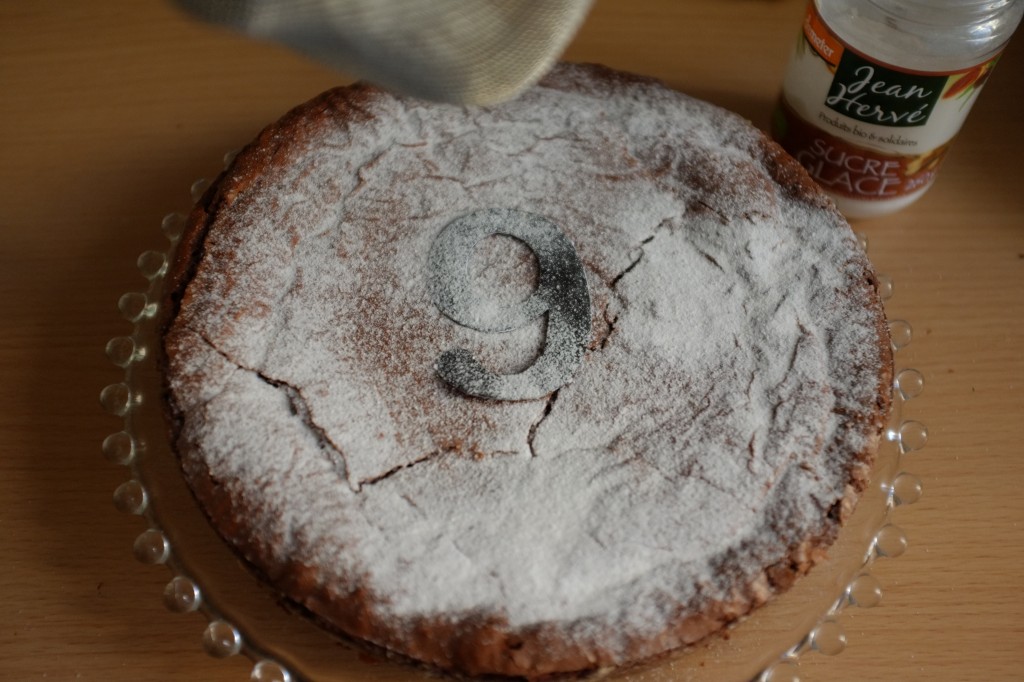 Je saupoudre le gâteau de sucre glace: je n'ai pas de saupoudrer alors j'utilise un chinois !