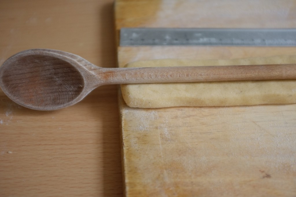 Pour faire la petite tranchée facilement , il est important d'avoir la hauteur d'une planche en bois pour pouvoir faire tourner le manche.