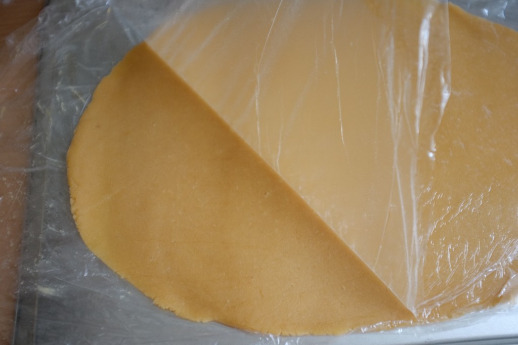 1- La feuille de film fraicheur est enlevée d'une face de la pâte sans gluten.