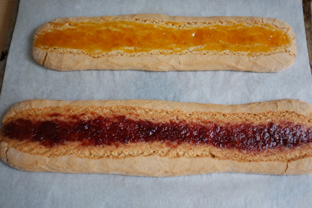Les biscuits amaretti sans gluten à la confiture fraise et abricot à la sortie du four