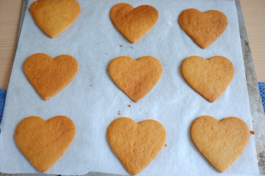 Les biscuits sans gluten à la farine de coco, à la sortie du four