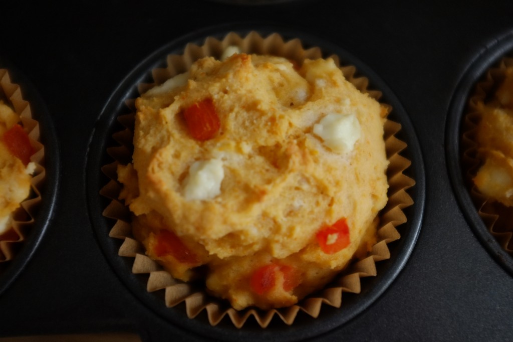 Un muffin sans gluten féta et poivron rouge à la sortie du four