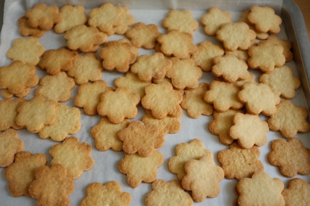 Les biscuits sans gluten "marguerite" en vrac avant d'être glaçés