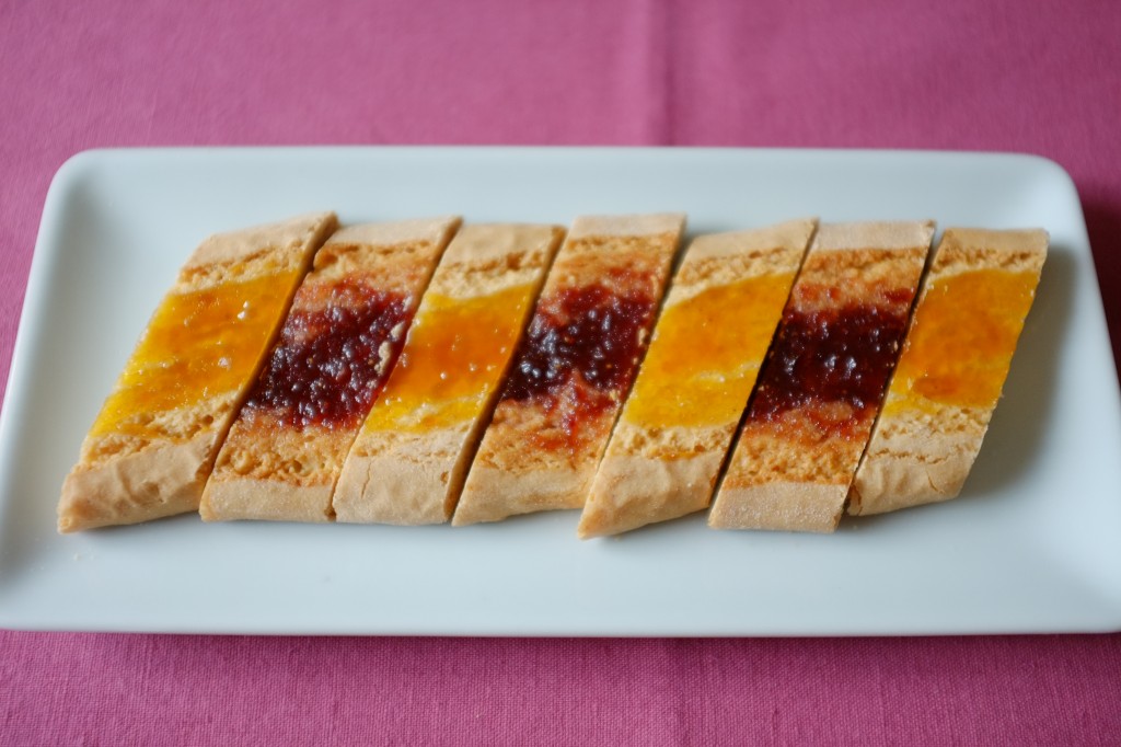 Les biscuits amaretti sans gluten à la confiture