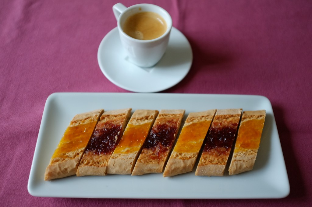 Les biscuits amaretti sans gluten à la confiture