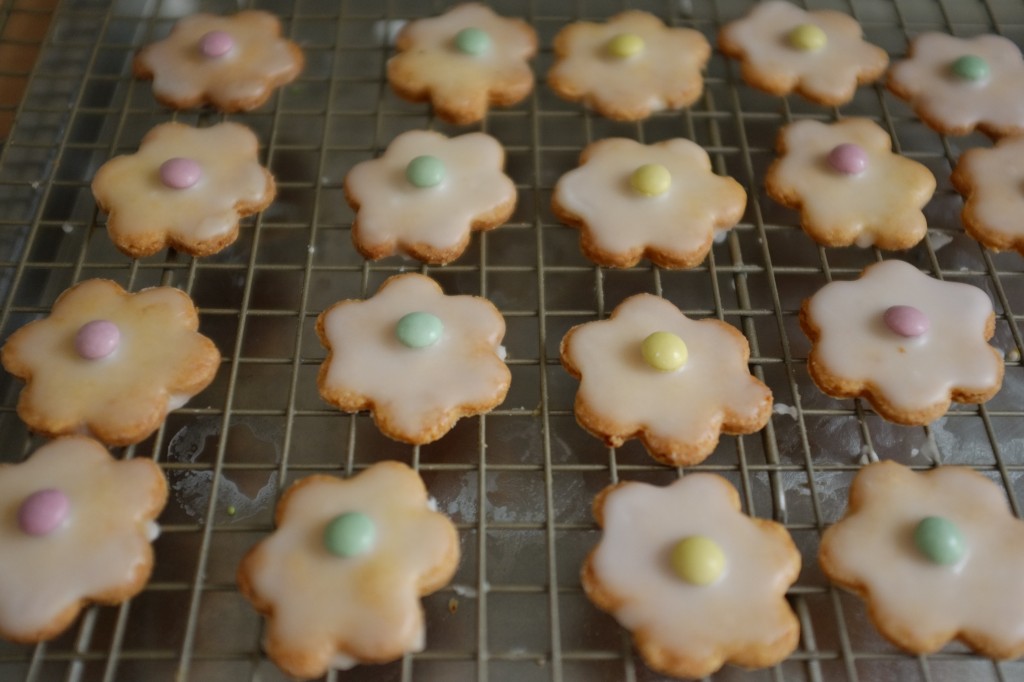 Les biscuits "marguerite" sèchent sur une grille