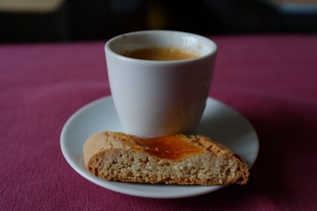 Le biscuit amaretti sans gluten à la confiture