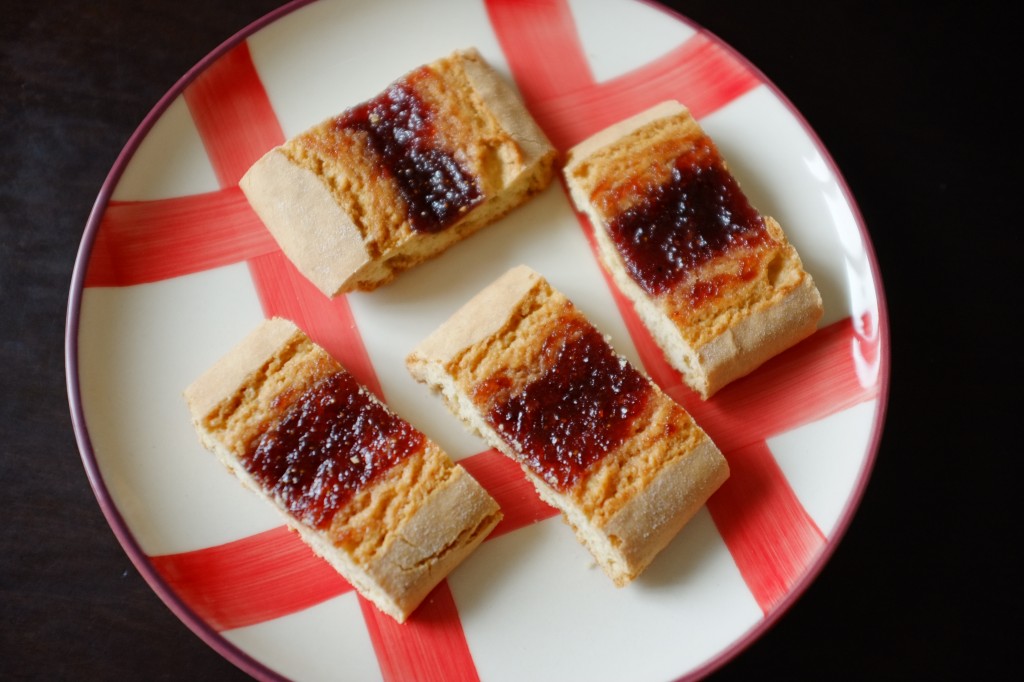 Large et à la fraise , c'est comme cela que mon fils aime les amaretti sans gluten à la confiture