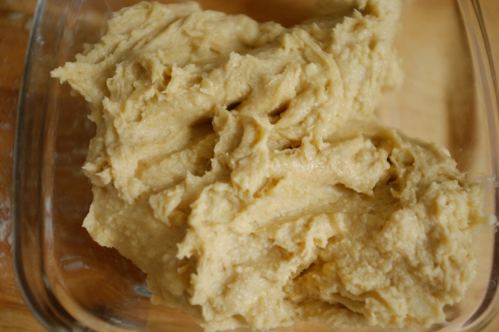 La pâte sans gluten pour les cookies aux pépites de chocolat blanc. 